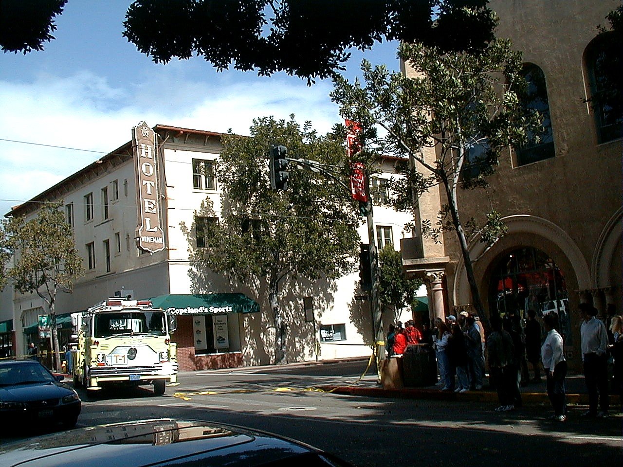 Crowd watching the Wineman Hotel sign incident from the corner of Higuera and Chorro, April 1999